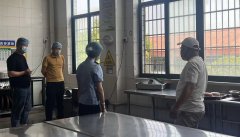 对辖区内相学校食堂开展食物平安专项查抄